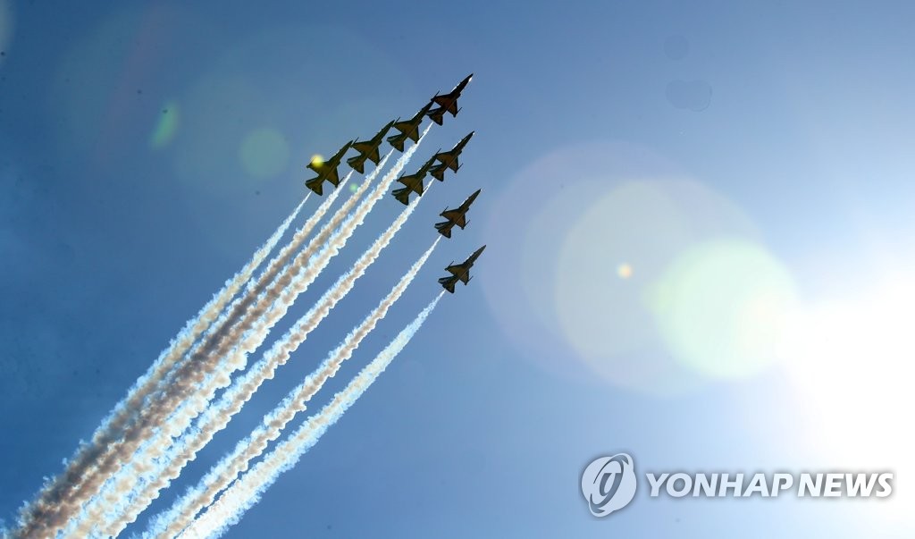资料图片：韩国空军“黑鹰”特技飞行表演队凌空展翅，一展雄姿。 韩联社
