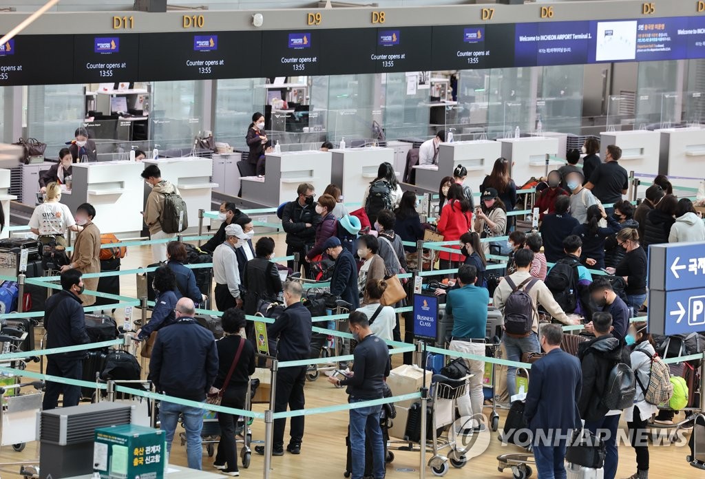资料图片：2022年10月26日，仁川国际机场第一航站楼出境厅挤满乘客。 韩联社