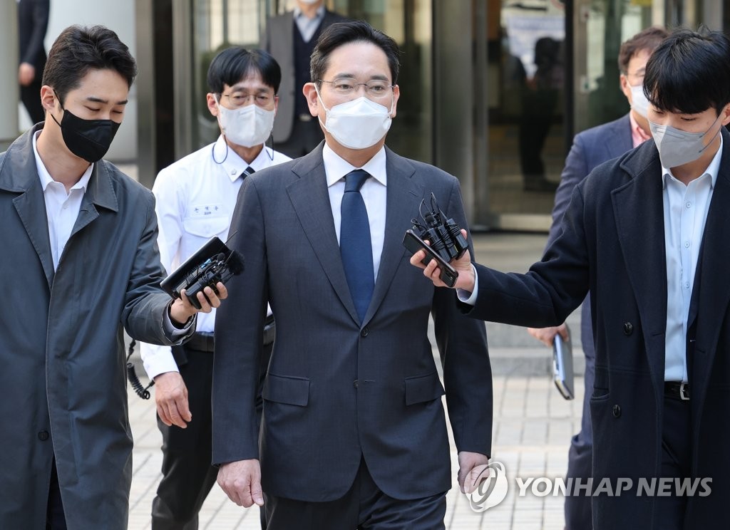 10月27日，在首尔中央地方法院，李在镕走出法庭并接受记者采访。 韩联社