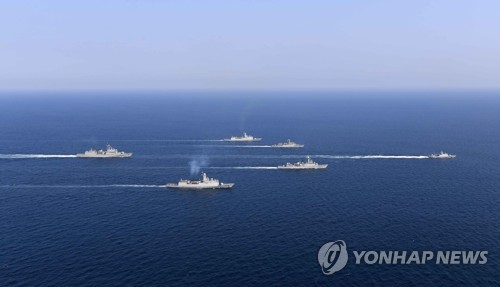 韩美加海军在韩西部海域举行联合军演