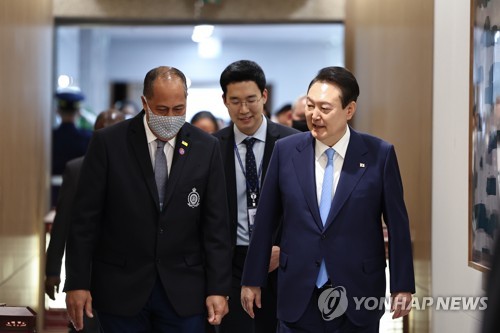 资料图片：2022年10月27日，在首尔龙山总统府，韩国总统尹锡悦（右一）接见到访的太平洋岛国外长一行。 韩联社/总统室供图（图片严禁转载复制）