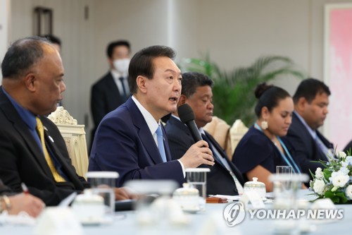 10月27日，韩国总统尹锡悦（左二）在首尔龙山总统府接见太平洋岛国访韩团。 韩联社/总统室供图（图片严禁转载复制）