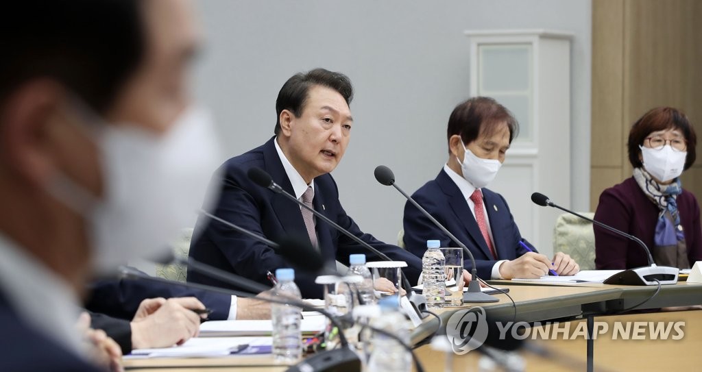 10月28日，在龙山总统府，韩国总统尹锡悦（右三）主持召开国家科技咨询会议全体会议。 韩联社/总统室通讯摄影记者团