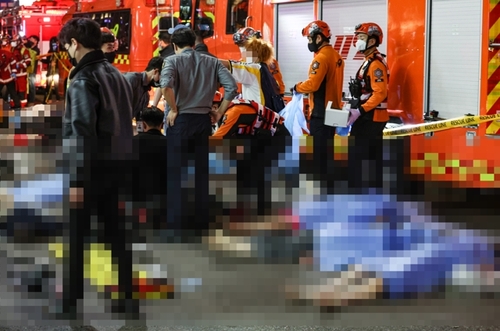 10月29日，首尔梨泰院洞发生大规模踩踏事故，造成149人遇难，76人受伤。图为119急救队队员们在现场开展救援工作。 韩联社