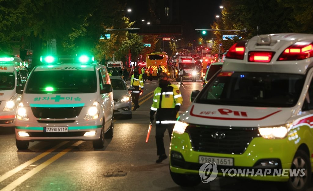 资料图片：首尔龙山区梨泰院洞一带万圣节踩踏事故救援现场。 韩联社