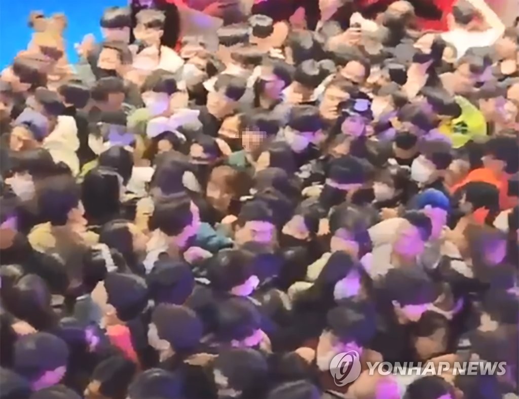 10月29日，在首尔梨泰院洞一带，大批人员为庆祝万圣节而聚集并发生踩踏事故。 韩联社/读者供图（图片严禁转载复制）