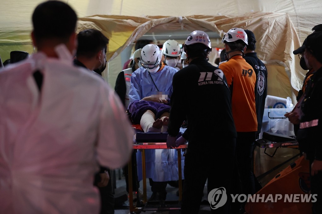 10月30日，在首尔市龙山区梨泰院，踩踏事故中受伤人员被送往医院。 韩联社