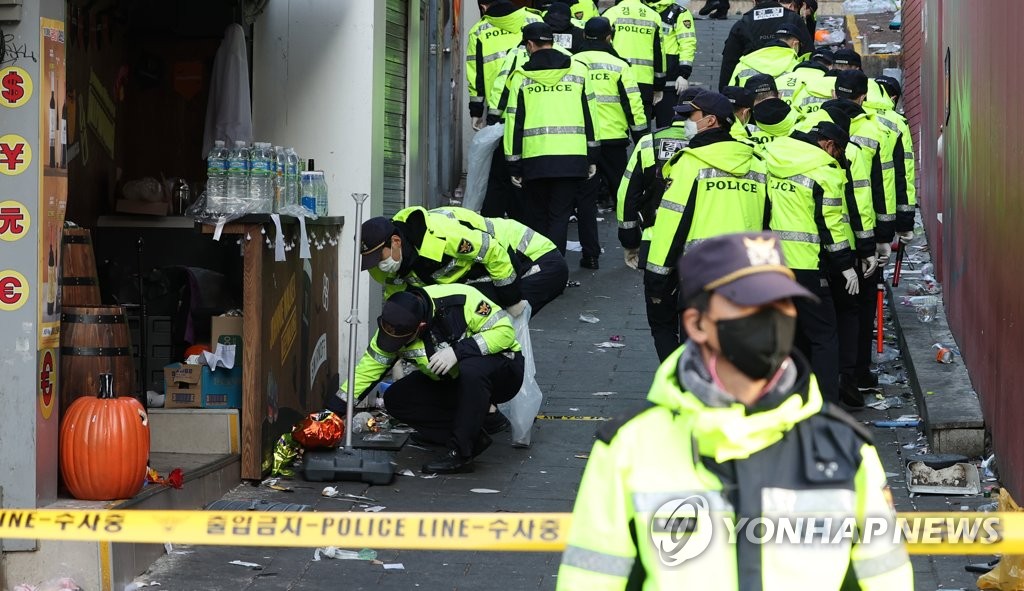 10月30日，在首尔市龙山区梨泰院踩踏事故现场，警方正在寻找死难者遗物。 韩联社