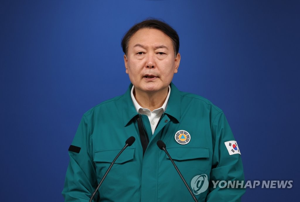 10月30日，在首尔龙山总统室，总统尹锡悦就梨泰院踩踏事故对全民讲话。 韩联社