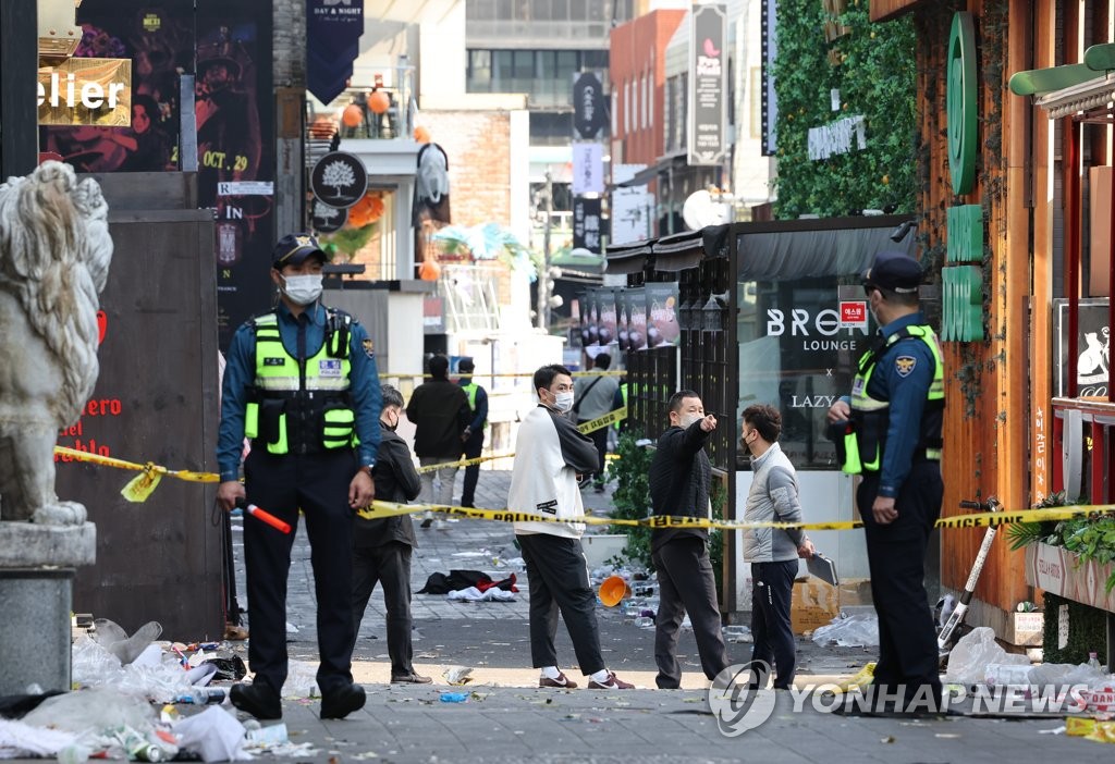 10月30日，在首尔梨泰院洞，警方对踩踏事故展开调查。 韩联社