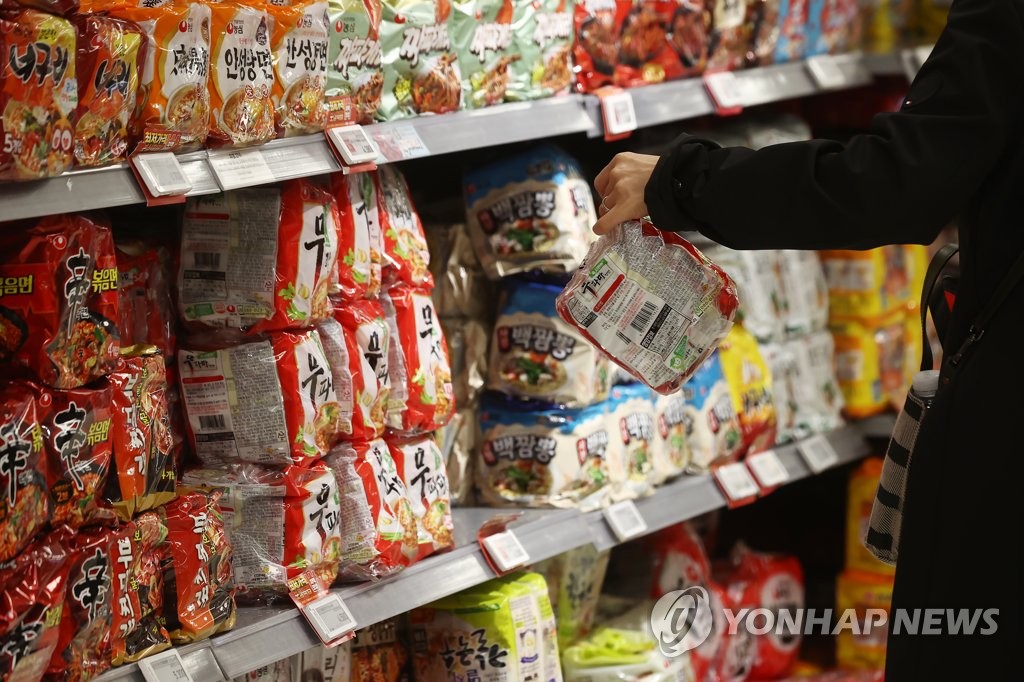 资料图片：超市泡面货架 韩联社