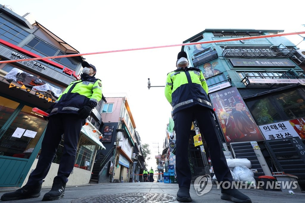 资料图片：10月31日，在首尔龙山区梨泰院，警员管制踩踏事故现场。 韩联社