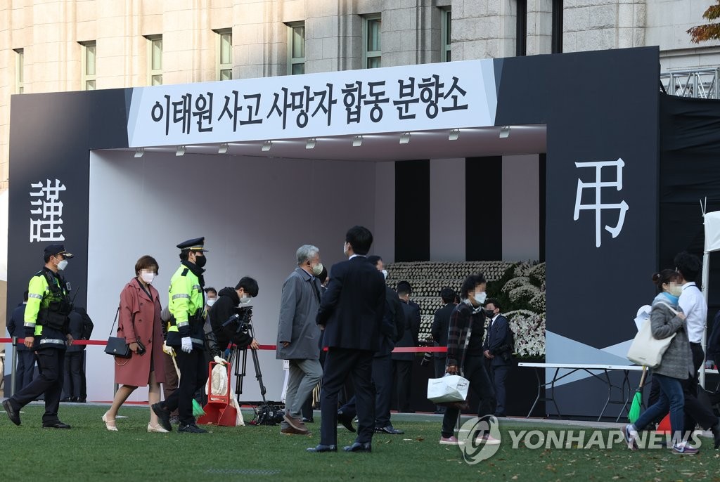 10月31日，在首尔广场，首尔市政府搭建梨泰院踩踏事故遇难者吊唁堂。 韩联社