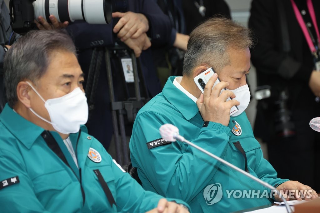 10月31日，在中央政府首尔办公大楼，行政安全部长官李祥敏（右）出席中央灾难安全对策本部关于梨泰院踩踏事故的会议。 韩联社