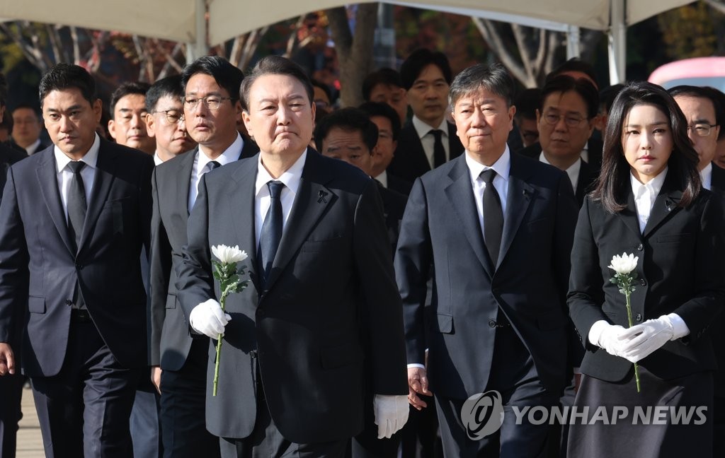 10月31日上午，在首尔广场的梨泰院踩踏事故遇难者吊唁堂，韩国总统尹锡悦（右三）与夫人金建希（右一）献花致祭。 韩联社