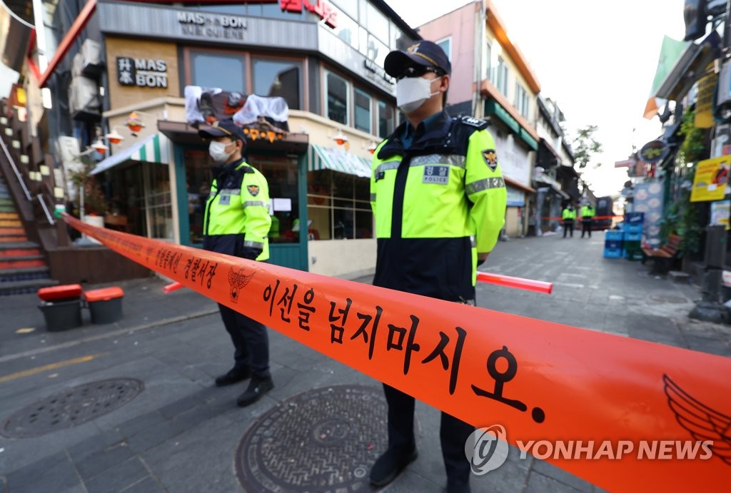 10月31日，在首尔市龙山区梨泰院，警方限制通行保留事故现场。 韩联社