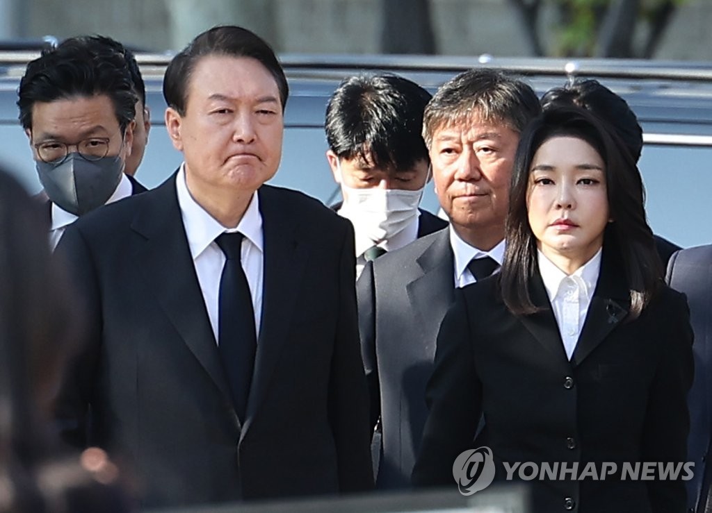 10月31日，在首尔广场的梨泰院踩踏事故遇难者吊唁堂，韩国总统尹锡悦（左一）与夫人金建希（右一）前来吊唁遇难者。 韩联社