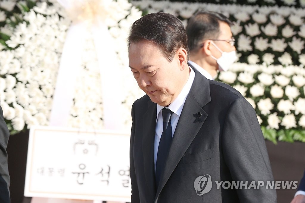 10月31日上午，在首尔广场的梨泰院踩踏事故遇难者吊唁堂，尹锡悦献花致祭。 韩联社