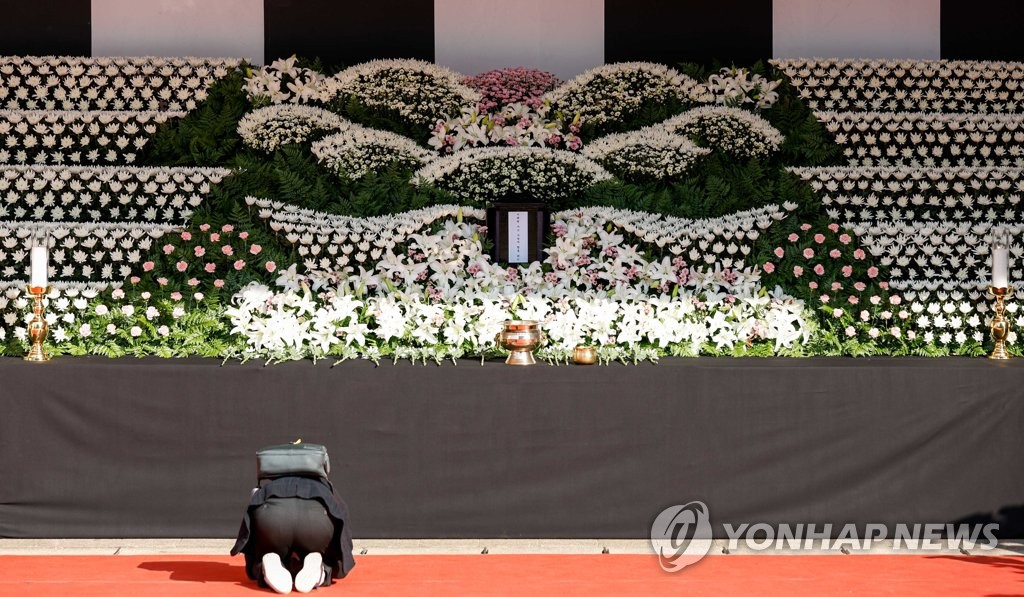 10月31日，在设于首尔广场的梨泰院踩踏事故遇难者灵堂，市民行礼致祭。 韩联社/联合采访团