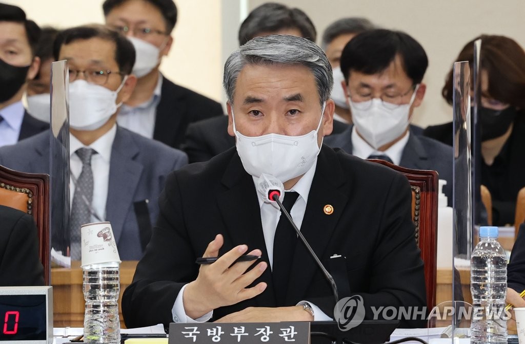 10月31日，在首尔汝矣岛的韩国国会，防长李钟燮出席国会国防委员会全会。 韩联社
