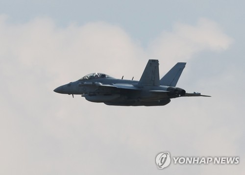 资料图片：10月31日，在位于京畿道平泽市的驻韩美军乌山基地，EA-18G“咆哮者”在空中飞行。韩美联合空中演习“警戒风暴”当天启动，包括EA-18战机在内的韩美共240余架军机参演。 韩联社