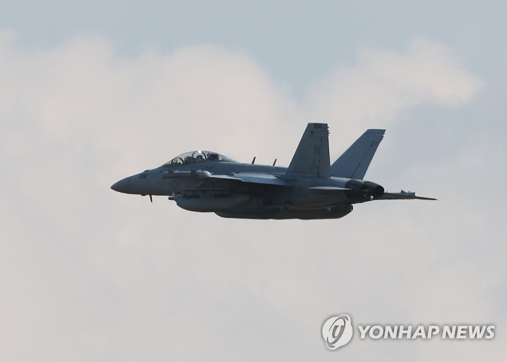 10月31日，在京畿道平泽市美国空军驻韩乌山基地，EA-18“咆哮者”电子战机升空执勤。韩美两军240多架军机参加的“警戒风暴”军演当天揭开战幕。 韩联社