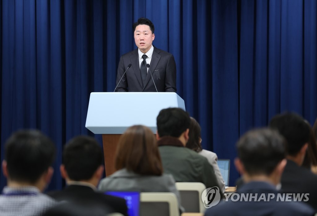 10月31日，在龙山总统府，总统室副发言人李宰明召开记者会。 韩联社