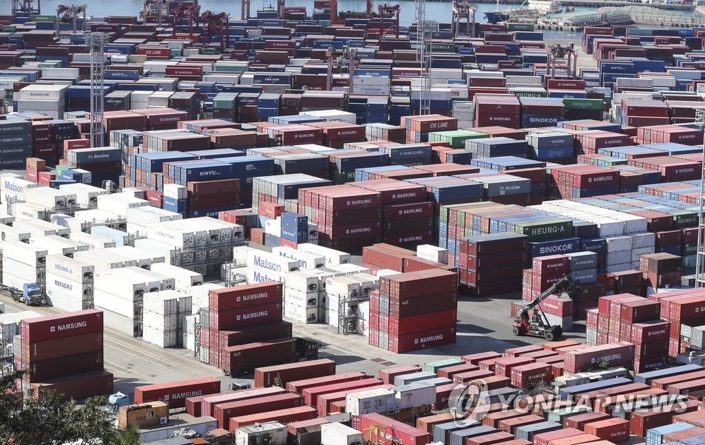 资料图片：釜山港进出口集装箱码头 韩联社
