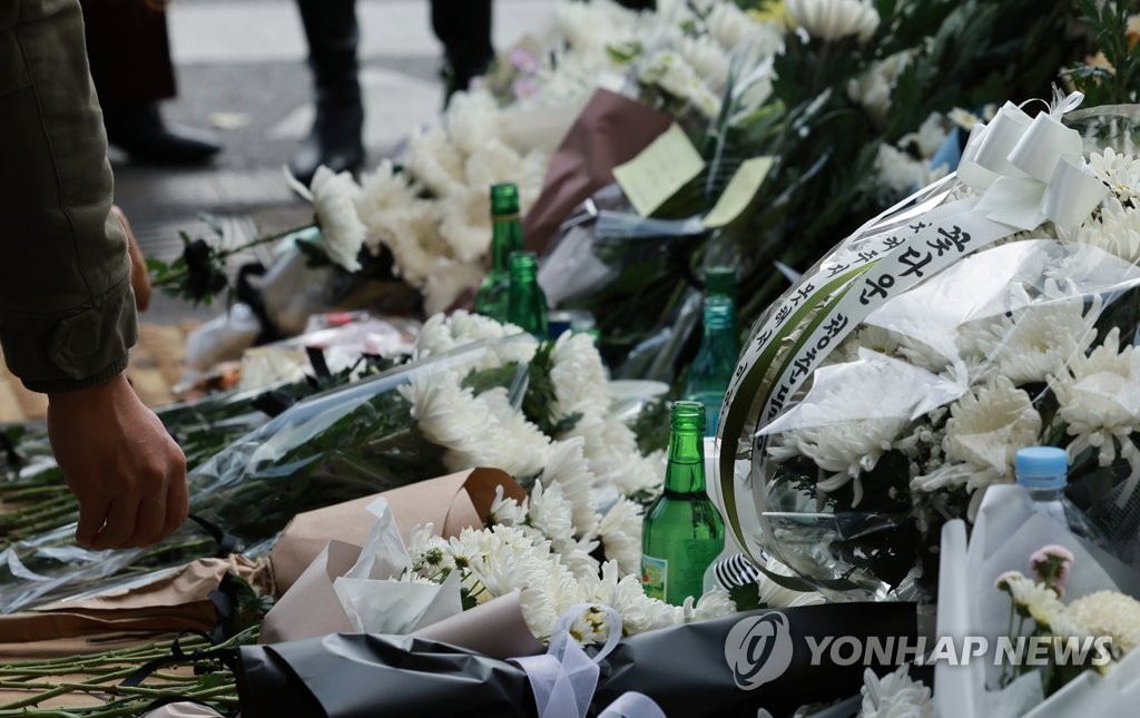 11月1日，在梨泰院地铁站1号出口，市民们向遇难者献花致哀。 韩联社