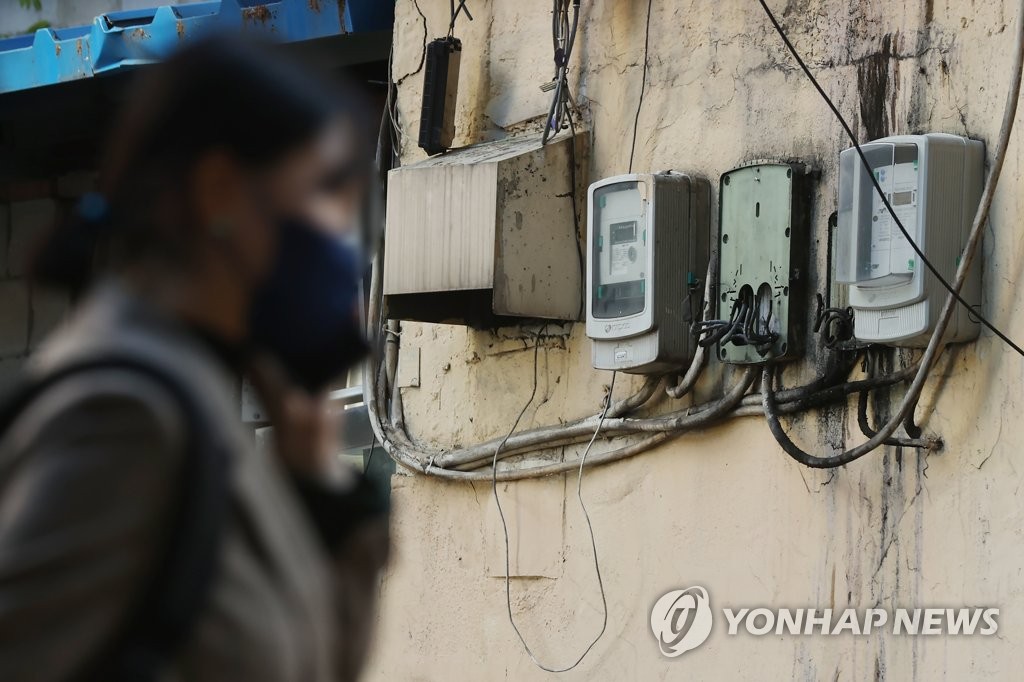 资料图片：首尔市区一处居民区的电表。 韩联社