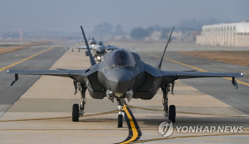 资料图片：11月1日，在群山基地，美军F-35B战机（前）和韩军KF-16战机（后）在跑道上滑行。 韩联社/空军供图（图片严禁转载复制）