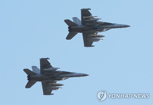 资料图片：11月2日，在京畿道的驻韩美军乌山基地上空，EA-18电子战机正在飞行。 韩联社