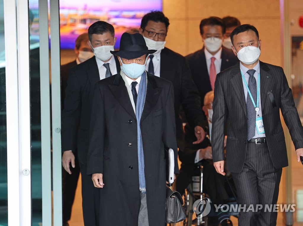 资料图片：11月2日下午，在仁川国际机场第一航站楼，麻生太郎入境韩国。 韩联社