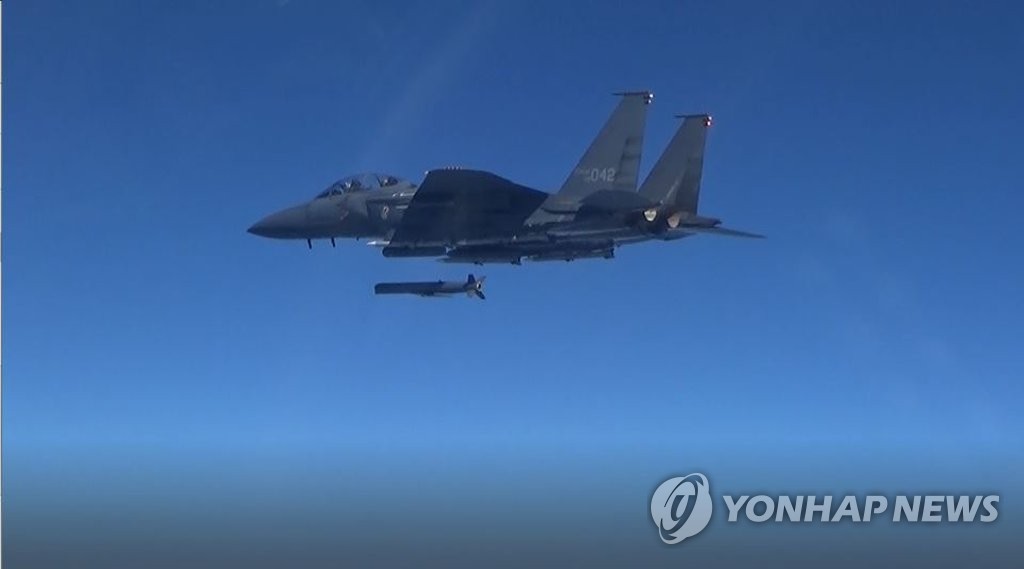 资料图片：11月2日，在东部海域上空，韩国空军F-15K战斗机向北方界线以北发射增程响应型防区外对陆攻击导弹（SLAM-ER）。 韩联社/联合参谋本部供图（图片严禁转载复制）