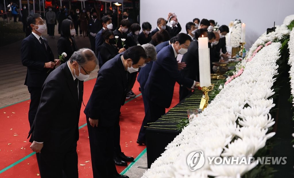 日本议员代表团访韩 先赴踩踏逝者灵堂