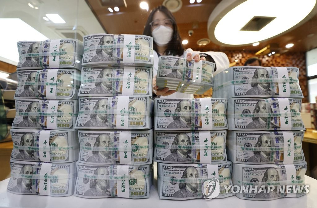 资料图片：在首尔中区的KEB韩亚银行总行，职员正在查点外汇。 韩联社