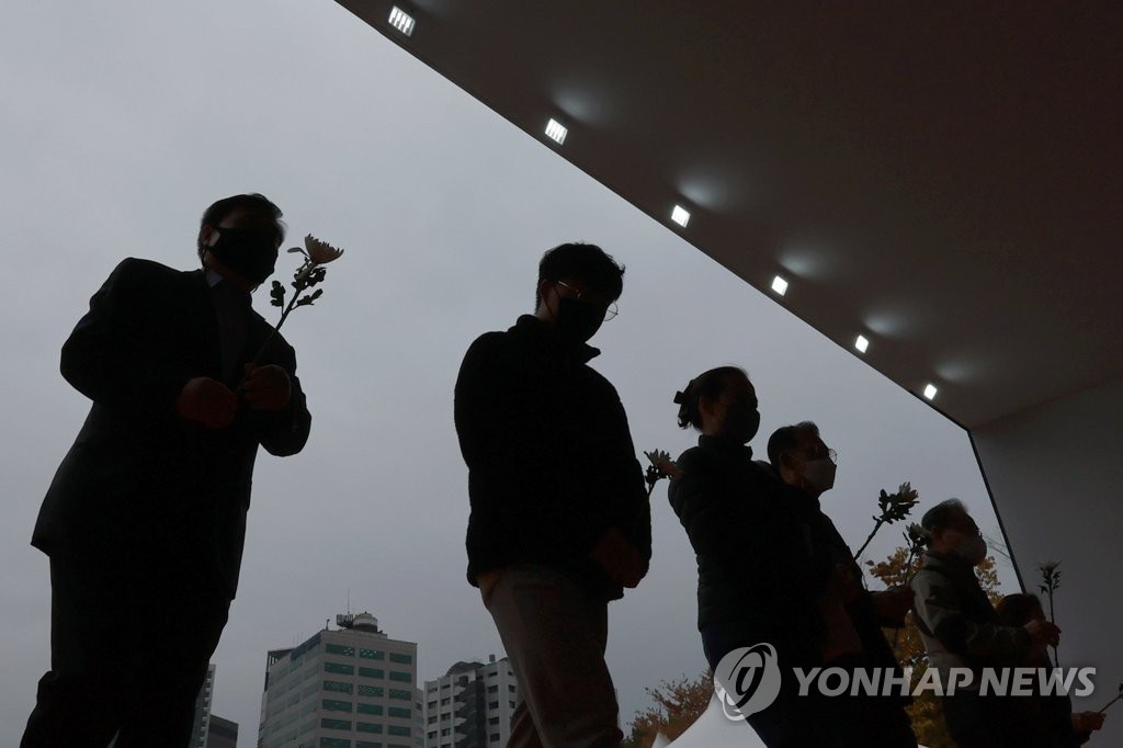 资料图片：11月3日，在设于首尔广场的吊唁堂，市民向梨泰院踩踏事故遇难者献花致哀。 韩联社