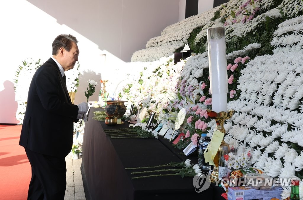 11月4日，韩国总统尹锡悦前往设于首尔广场的梨泰院踩踏事故遇难者集体焚香所，为遇难者表示哀悼。 韩联社