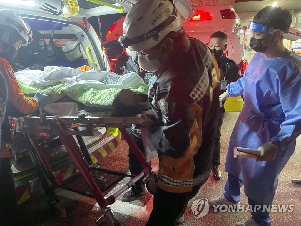 11月4日晚上11时许，在庆尚北道奉化郡一处锌矿，被困的两名矿工获救。 韩联社