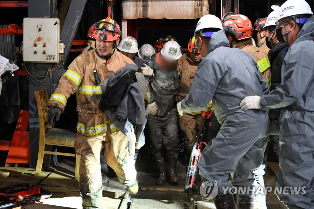 11月4日晚上11时许，在庆尚北道奉化郡一处锌矿，被困的两名矿工获救。 韩联社/消防厅供图（图片严禁转载复制） 