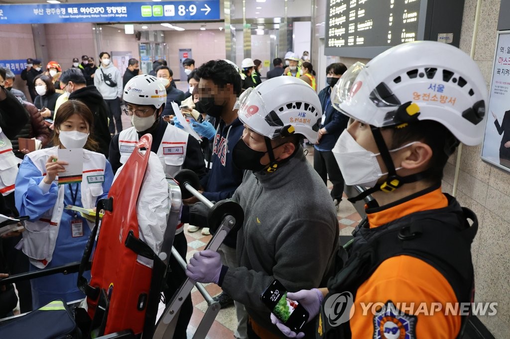 11月6日，在首尔永登浦站候车室，119急救人员正了解伤员情况。 韩联社