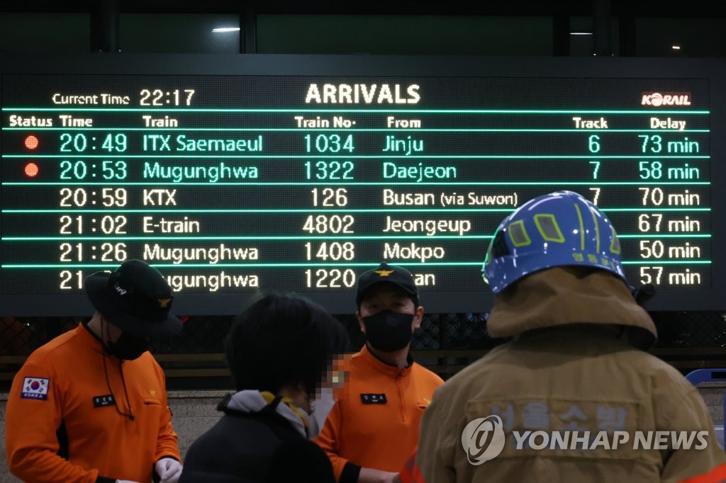 11月6日，受列车脱轨事故影响，多趟列车晚点。图为屏幕上显示的列车时刻表。 韩联社