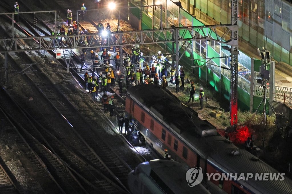11月7日凌晨，在首尔永登浦站附近，韩国铁道公社员工在列车脱轨事故现场连夜紧张抢修。 韩联社