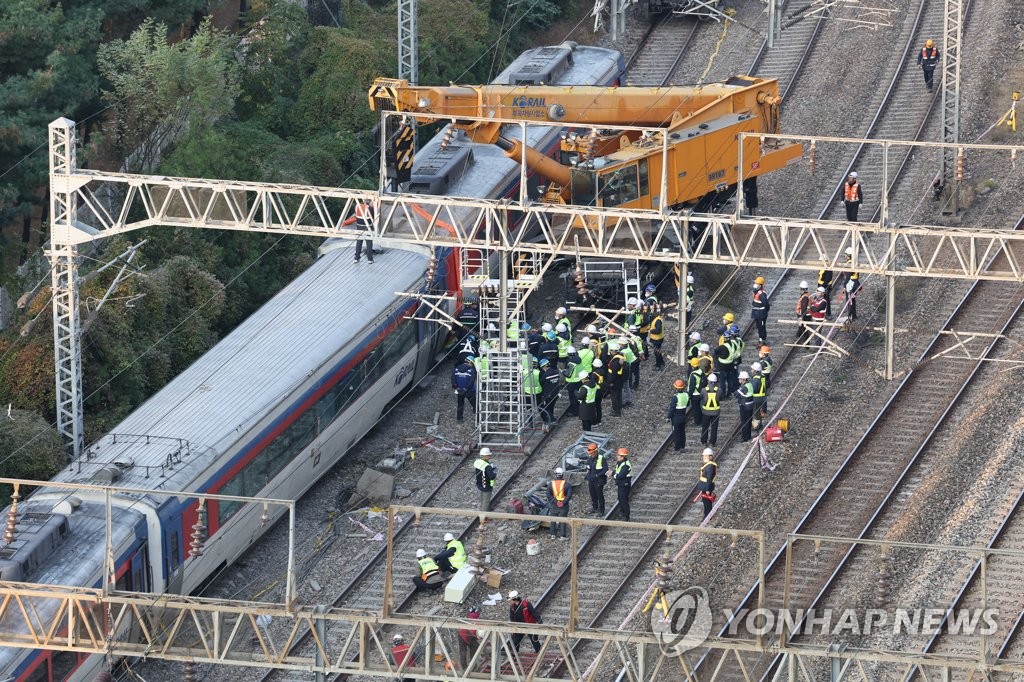资料图片：11月7日，在首尔永登浦站附近的铁路，工作人员正在对脱轨的铁路展开修复工作。 韩联社