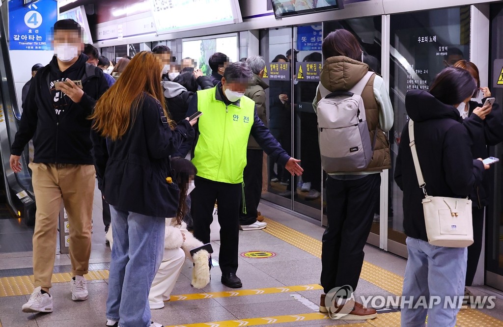 11月7日上午，在首尔地铁1号线首尔站，站台挤满上班人群。 韩联社