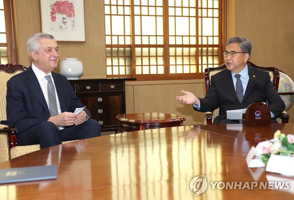 11月10日，在首尔市钟路区的韩国外交部，朴振（右）会见格兰迪。 韩联社