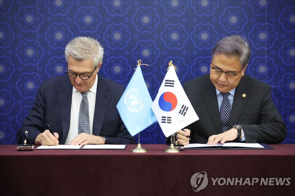 11月10日，在首尔市钟路区的韩国外交部，朴振（右）与格兰迪签署合作协议。 韩联社