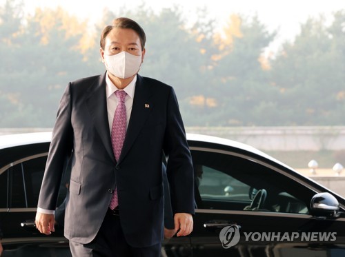 11月10日，在首尔龙山总统府，尹锡悦走向办公室。 韩联社