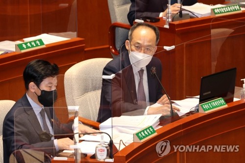 11月10日，在国会，韩国经济副总理兼企划财政部长官秋庆镐（右）在国会预算决算特别委员会全会上答问。 韩联社