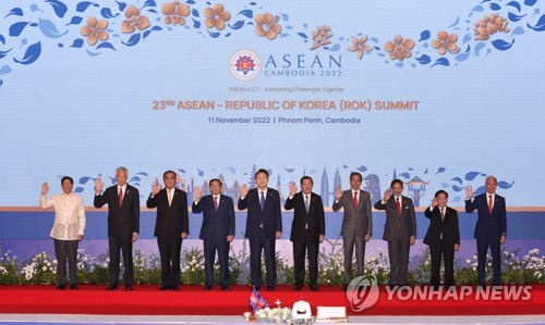 当地时间11月11日，在柬埔寨金边，韩国总统尹锡悦出席韩国-东盟领导人会议。图为尹锡悦（左五）与柬埔寨总理洪森等人士合影。 韩联社